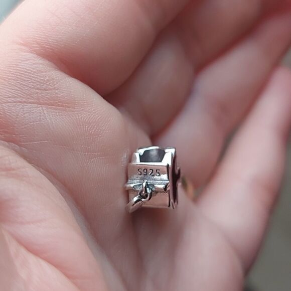 925 Sterling Silver Maple Leaf Canada Charm - Picture 4 of 5